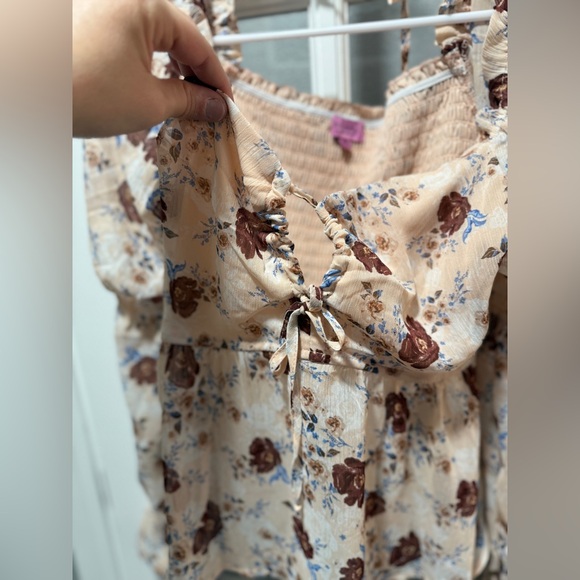 Francesca’s Lyla Key Hole Cinched Blouse - Picture 5 of 9